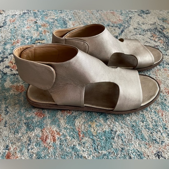 P. Monjo gold leather sandals -handmade in Spain - Picture 4 of 8